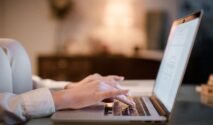 10 Pekerjaan Freelance yang Gajinya Lebih Besar Dari PNS (Sumber gambar: Ron Lach via pexels)