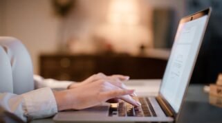 10 Pekerjaan Freelance yang Gajinya Lebih Besar Dari PNS (Sumber gambar: Ron Lach via pexels)