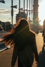Silent Walking, Jalan Kaki 20 Menit Tanpa Musik Ternyata Lebih Ampuh Dari Meditasi (Sumber gambar:  Amina B via pexels)