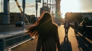 Silent Walking, Jalan Kaki 20 Menit Tanpa Musik Ternyata Lebih Ampuh Dari Meditasi (Sumber gambar:  Amina B via pexels)