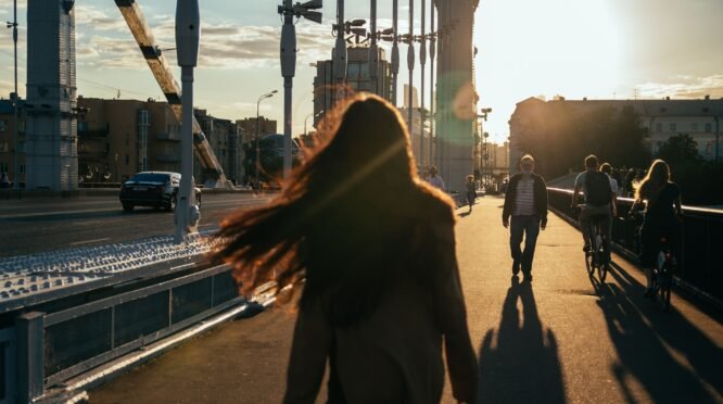 Silent Walking, Jalan Kaki 20 Menit Tanpa Musik Ternyata Lebih Ampuh Dari Meditasi (Sumber gambar:  Amina B via pexels)