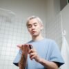 7 Skincare Cowok yang Paling Banyak Dicari Tahun 2026 Karena Mengandung Ceramides dan Bakuchiol (Sumber gambar : Ron Lach via pexels)