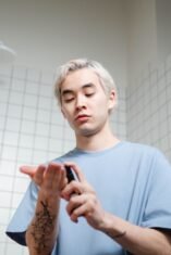 7 Skincare Cowok yang Paling Banyak Dicari Tahun 2026 Karena Mengandung Ceramides dan Bakuchiol (Sumber gambar : Ron Lach via pexels)