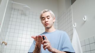 7 Skincare Cowok yang Paling Banyak Dicari Tahun 2026 Karena Mengandung Ceramides dan Bakuchiol (Sumber gambar : Ron Lach via pexels)