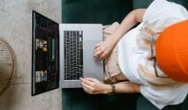 7 Tools AI yang Bisa Ubah Foto Jadul Jadi HD Tanpa Pecah Untuk Pemula Gaptek (Sumber foto: MART PRODUCTION via pexels)