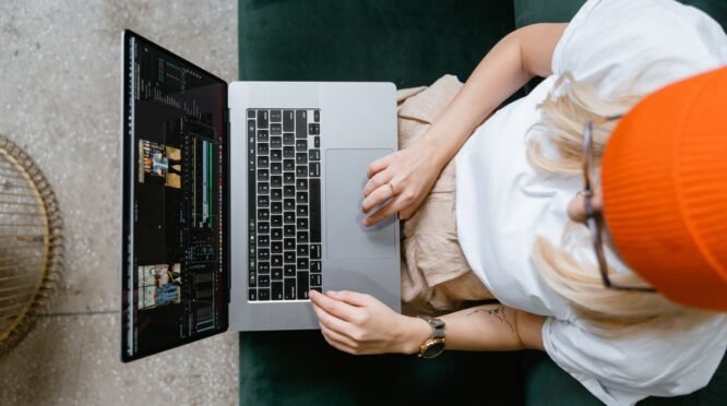7 Tools AI yang Bisa Ubah Foto Jadul Jadi HD Tanpa Pecah Untuk Pemula Gaptek (Sumber foto: MART PRODUCTION via pexels)