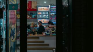 Usaha Receh Tapi Cuan Gede di 2026 - Omzet Warung Galon Sampai 2 Digit (Sumber foto: Talha Kılıç via pexels)